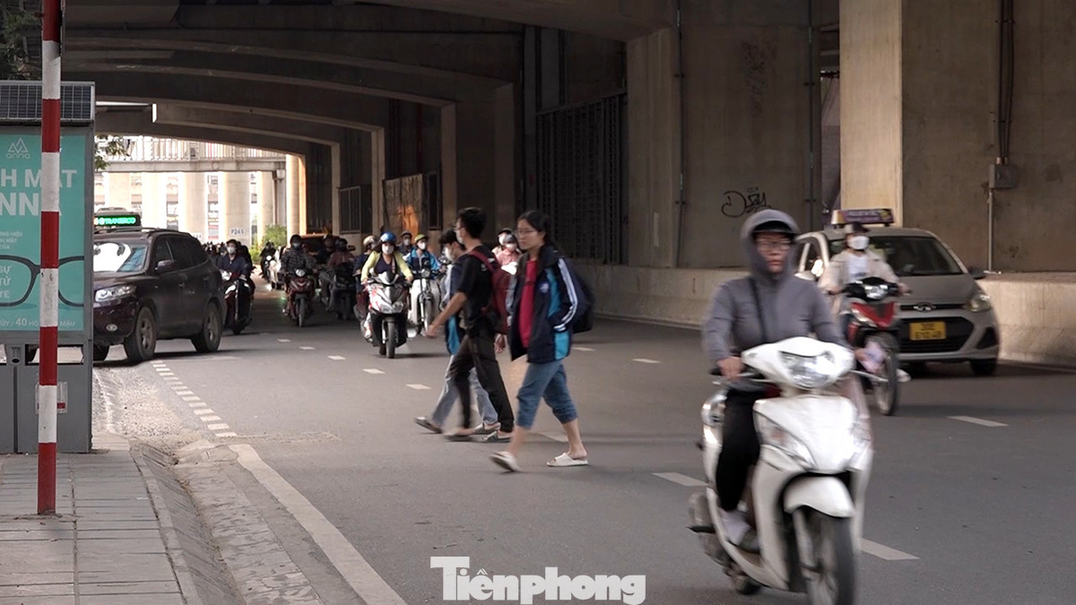 Các bạn trẻ vô tư sang đường không đúng nơi quy định. Các bạn trẻ vô tư sang đường không đúng nơi quy định.