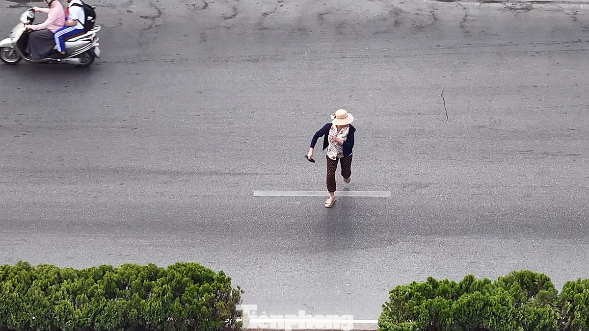 Một số người thản nhiên sang đường như đi giữa sân nhà mình, một số người khác lại ngoái trước ngoái sau rồi bất ngờ tăng tốc... chạy. Một số người thản nhiên sang đường như đi giữa sân nhà mình, một số người khác lại ngoái trước ngoái sau rồi bất ngờ tăng tốc... chạy.