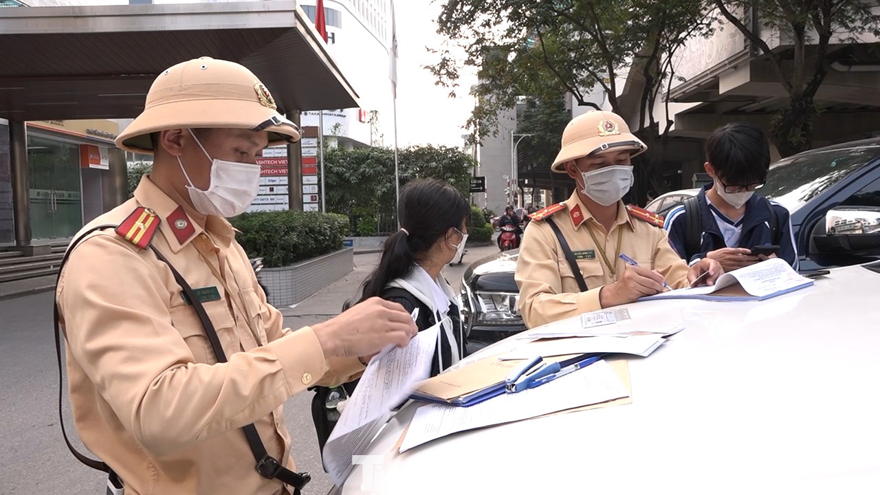 Dù có biển cảnh báo “không đi bộ tắt qua dải phân cách” và có cầu vượt bộ hành ngay bên cạnh nhưng như một thói quen, nhiều người đi bộ vẫn vô tư đi qua dải phân cách, sang đường một cách rất tùy tiện. Dù có biển cảnh báo “không đi bộ tắt qua dải phân cách” và có cầu vượt bộ hành ngay bên cạnh nhưng như một thói quen, nhiều người đi bộ vẫn vô tư đi qua dải phân cách, sang đường một cách rất tùy tiện.