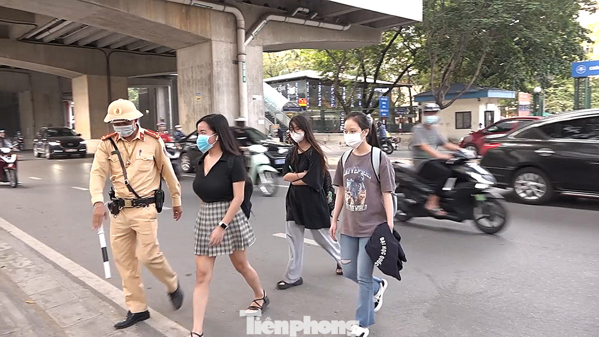 Nhiều người rất ngạc nhiên khi bị lực lượng chức năng "tuýt còi". Nhiều người rất ngạc nhiên khi bị lực lượng chức năng "tuýt còi".