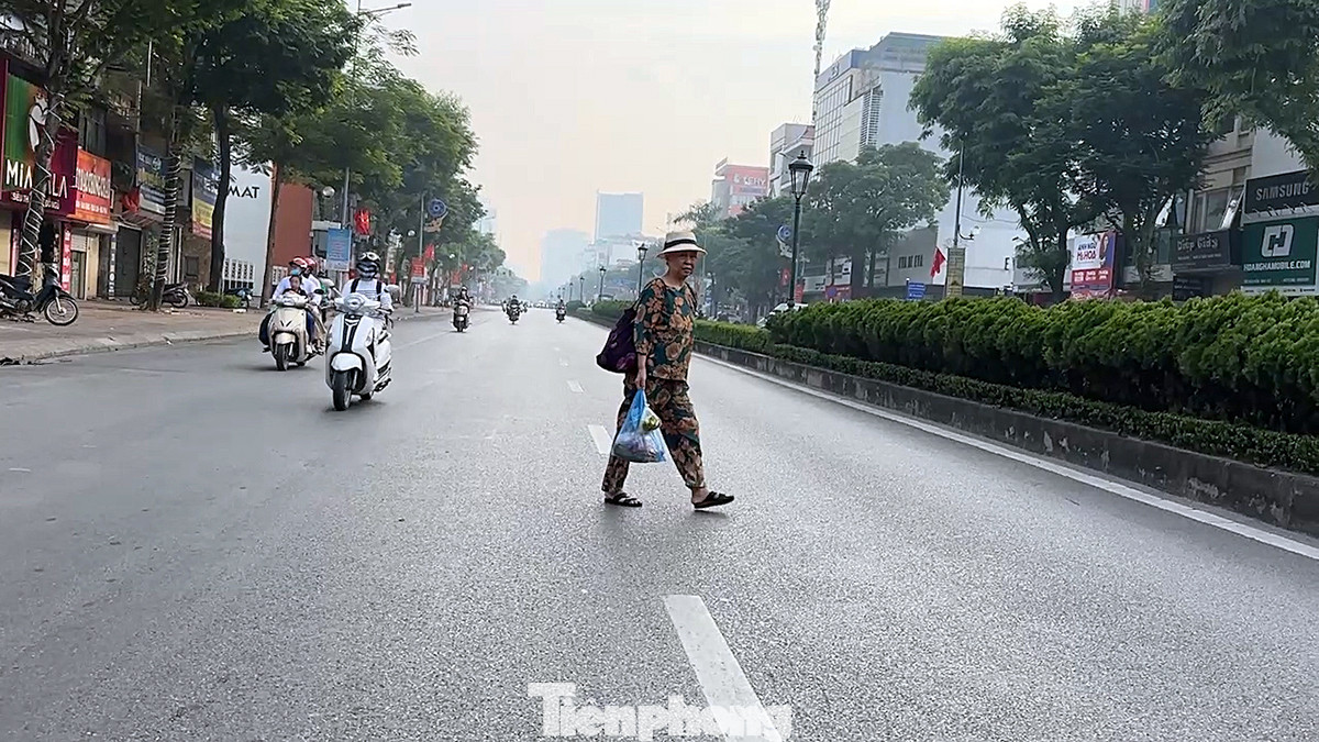 Một số người thản nhiên sang đường như đi giữa sân nhà mình, một số người khác lại ngoái trước ngoái sau rồi bất ngờ tăng tốc... chạy. Một số người thản nhiên sang đường như đi giữa sân nhà mình, một số người khác lại ngoái trước ngoái sau rồi bất ngờ tăng tốc... chạy.