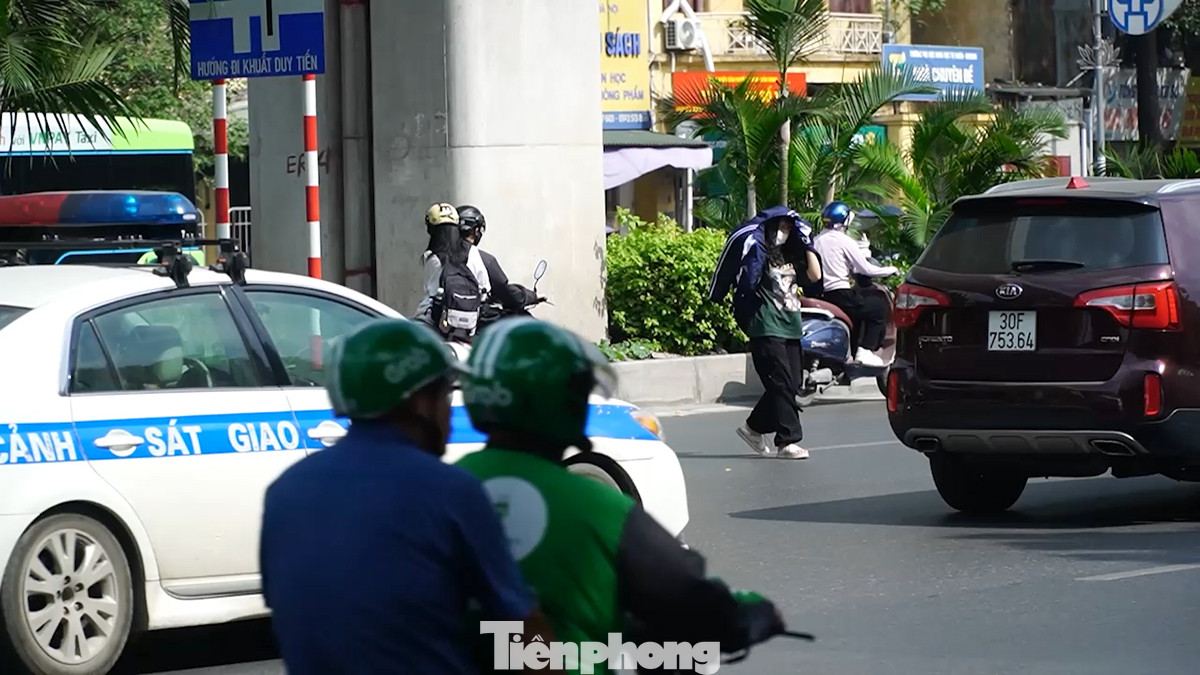 Hay bình thản chạy cắt đầu ô tô của cảnh sát giao thông. Hay bình thản chạy cắt đầu ô tô của cảnh sát giao thông.