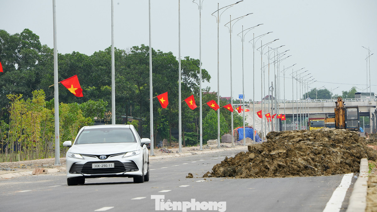 Tuy toàn bộ tuyến đường đã đưa vào sử dụng, nhưng nhà thầu vẫn đang tiến hành hoàn thiện đổ đất trồng hoa, cây cảnh.