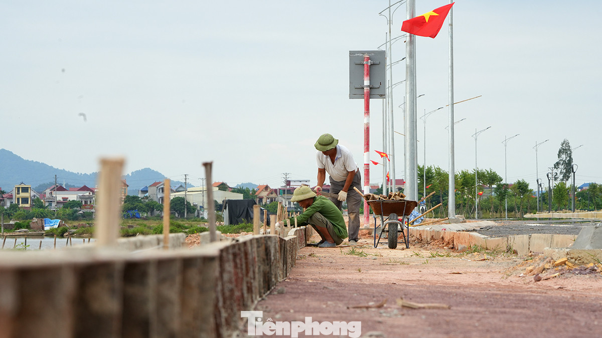 Công tác lát đá vỉa hè dọc hai bên tuyến đường cũng đang gấp rút hoàn thiện.