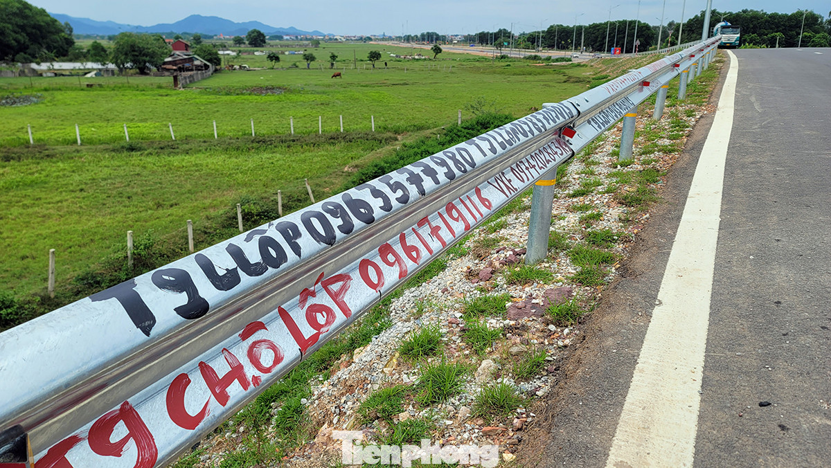 Công trình đưa vào sử dụng chưa đầy 10 ngày, một số người thiếu ý thức đã vẽ chữ quảng cáo loang lổ trên lan can gây mất mỹ quan