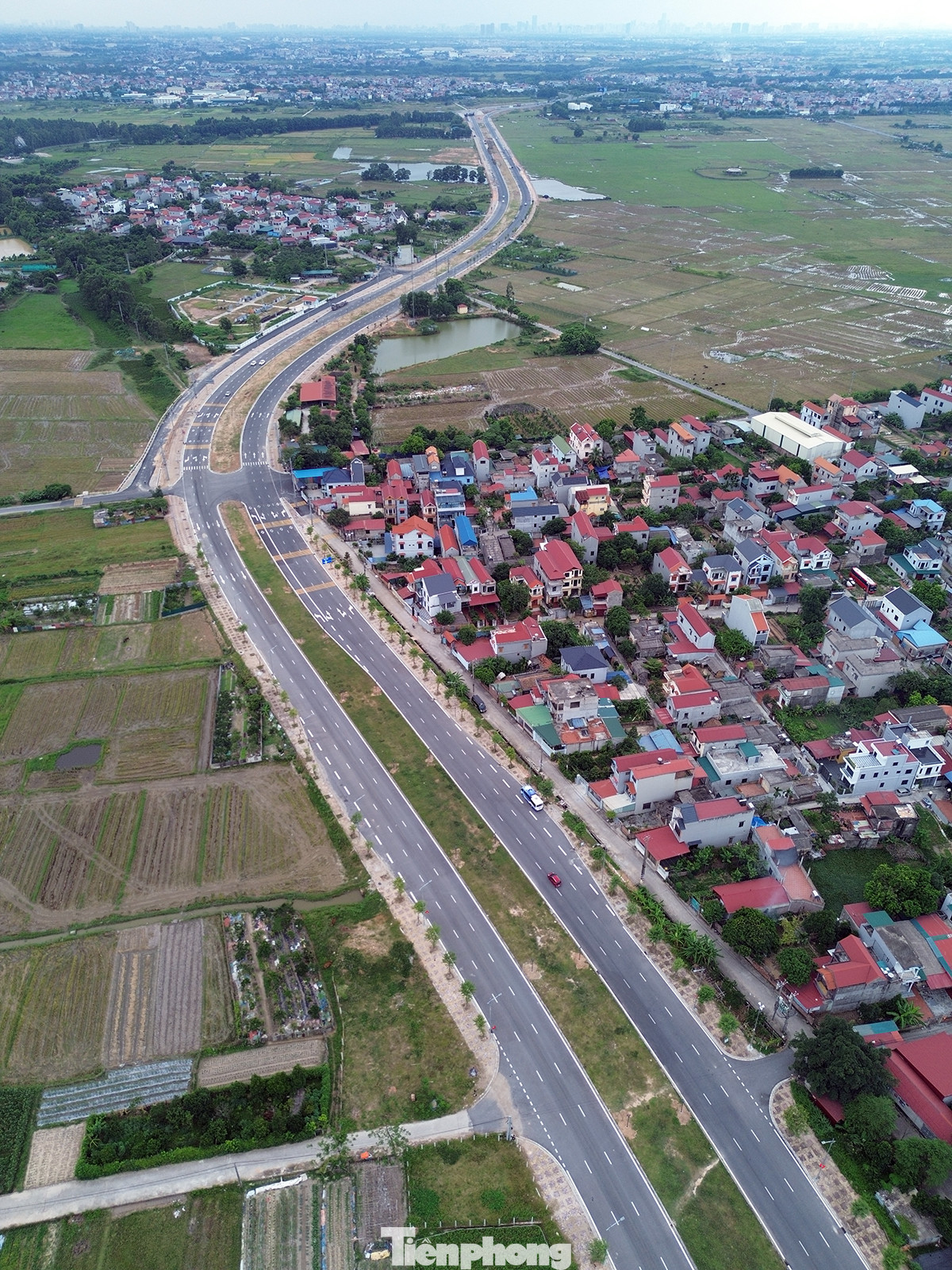 Mặt cắt tuyến đường 40-50m; kết cấu mặt đường bê tông nhựa cấp cao A1, vận tốc thiết kế là 70km/h.