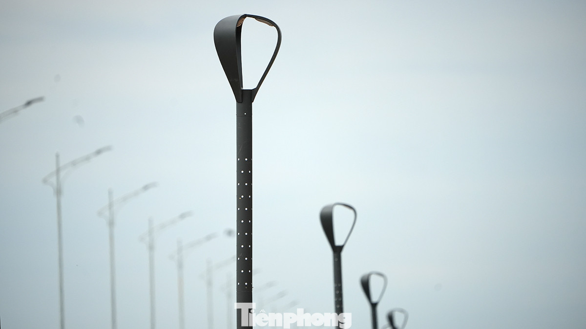 Ngoài hệ thống chiếu sáng bằng công nghệ đèn led 2 bên, ở giải phân cách giữa còn được lắp đặt hệ thống đèn trang trí với lối thiết kế và kiểu dáng hiện đại