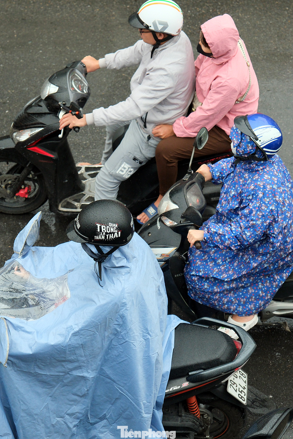 Được biết, nhiệt độ buổi sáng sớm nay (13/11), có nền nhiệt chênh lệch thấp hơn buổi sáng hôm qua (12/11) là hơn 10 độ C.