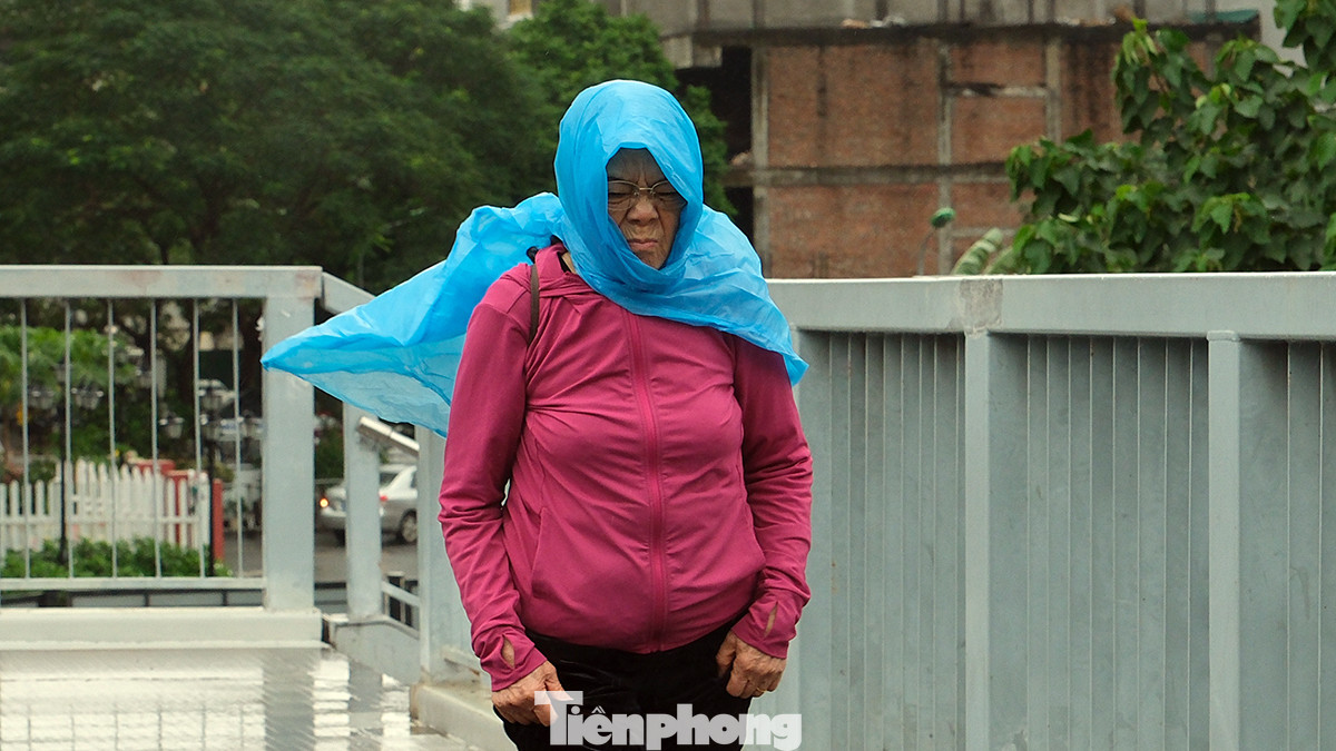 Theo Trung tâm Dự báo khí tượng thủy văn Quốc gia, từ đêm qua đến sáng sớm nay (13/11), không khí lạnh đã ảnh hưởng đến hầu hết khu vực Bắc Bộ trong đó có Thủ đô Hà Nội.