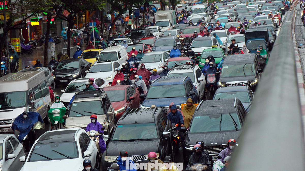 Giao thông ùn tắc trong mưa rét ở một số điểm đen giao thông như: Nguyễn Trãi, Trường Chinh, Phạm Hùng...