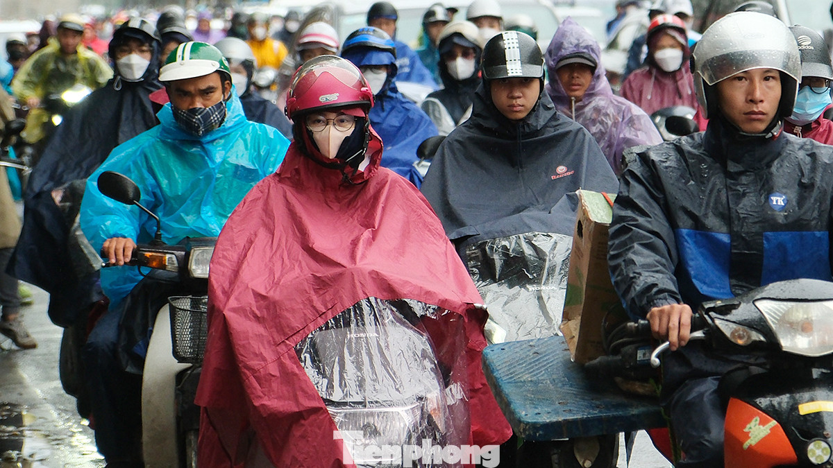 Lạnh kèm mưa trong giờ cao điểm sáng khiến người dân di chuyển khó khăn.