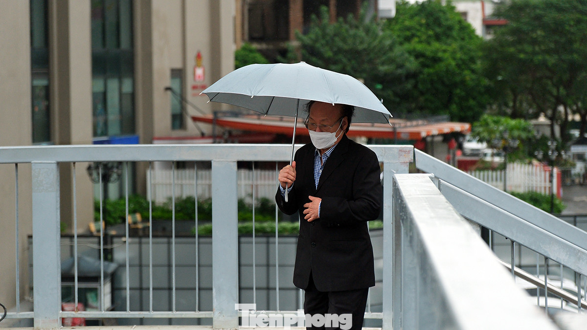 Theo Trung tâm Dự báo khí tượng thủy văn Quốc gia, từ đêm qua đến sáng sớm nay (13/11), không khí lạnh đã ảnh hưởng đến hầu hết khu vực Bắc Bộ trong đó có Thủ đô Hà Nội.