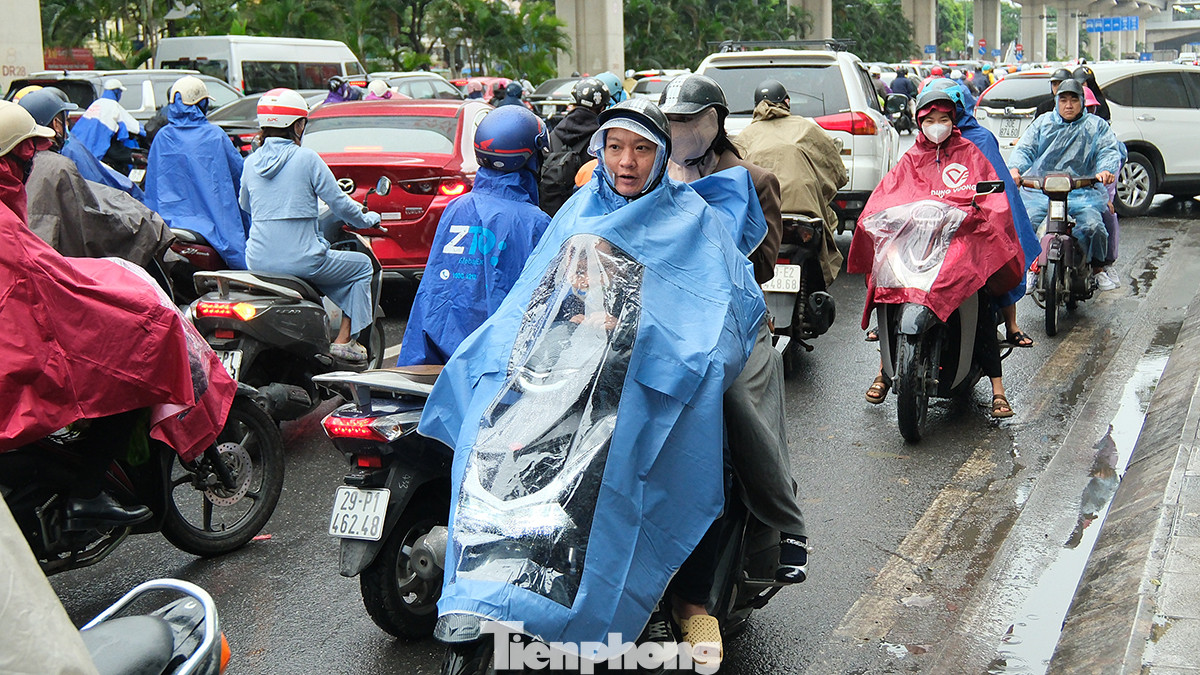 Giao thông ùn tắc trên đường Nguyễn Trãi thời điểm 8 giờ 30 phút, nhiều người bất chấp an toàn để đi ngược chiều mong đến kịp giờ học, giờ làm việc.
