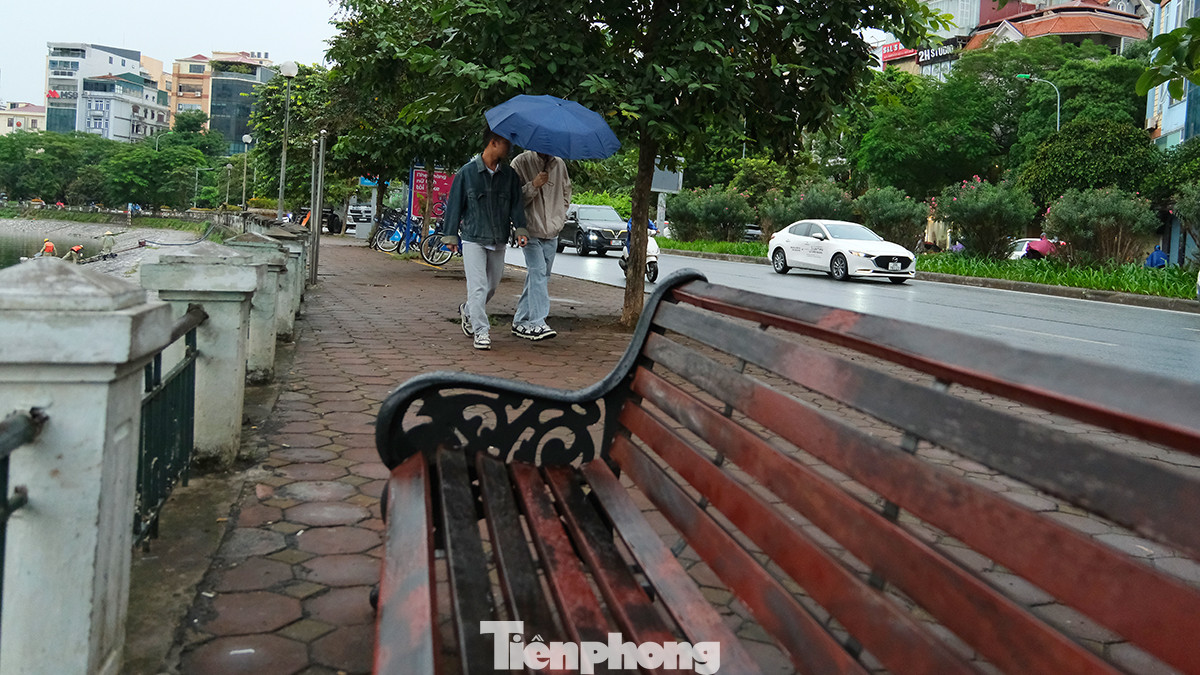 Dự báo thời tiết khu vực hà Nội ngày hôm nay (13/11): Nhiều mây, ngày có lúc có mưa rào và giông, cục bộ có mưa vừa, mưa to; đêm có mưa vài nơi. Gió đông bắc cấp 3. Trong mưa giông có khả năng xảy ra lốc, sét, mưa đá và gió giật mạnh. Trời rét.