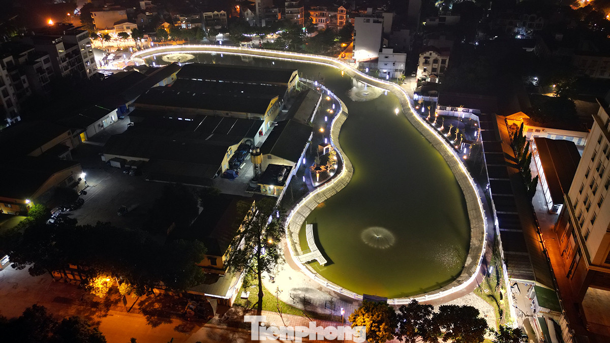 Hình ảnh của công viên Lâm Hạ (phường Bồ Đề, quận Long Biên) khi về đêm.