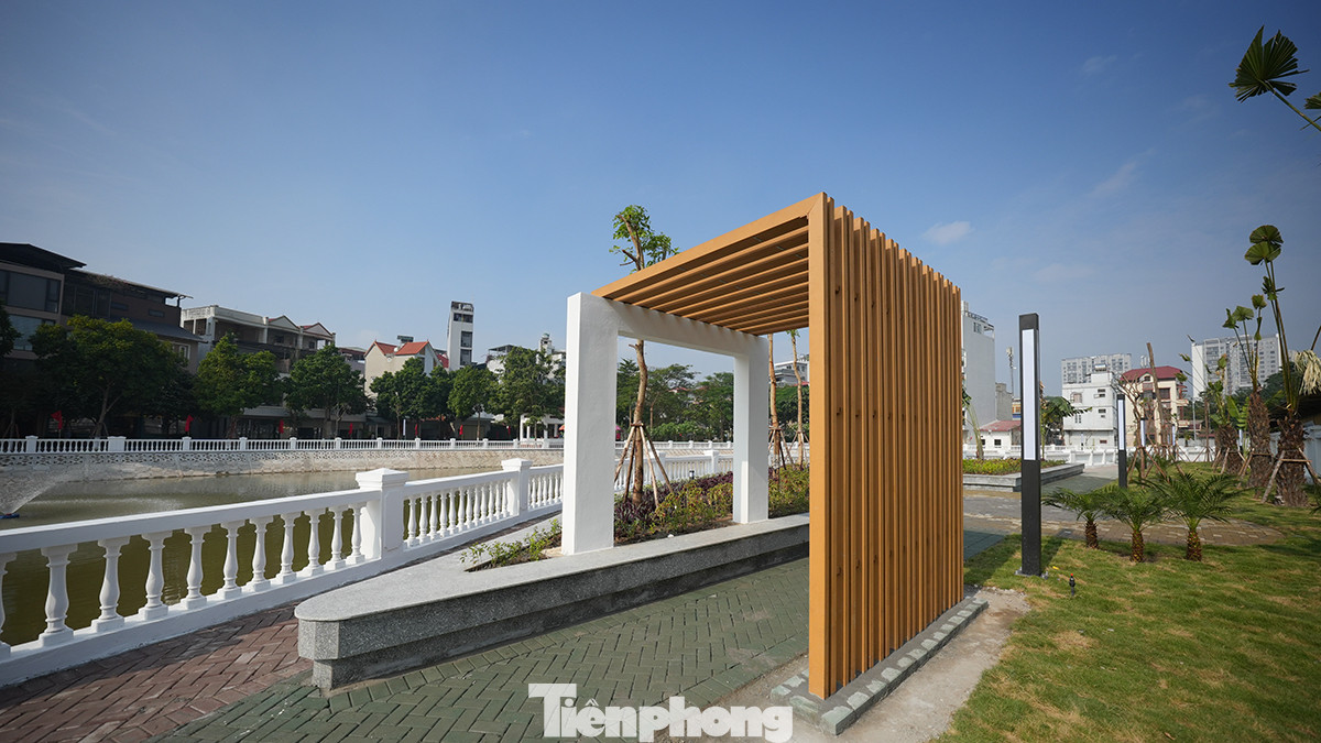 Đầu tư hệ thống cây xanh thảm cỏ, đường dạo 1,5m xung quanh hồ, sân tập thể thao, thiết bị tập thể thao; xây dựng hàng rào chống lấn chiếm.