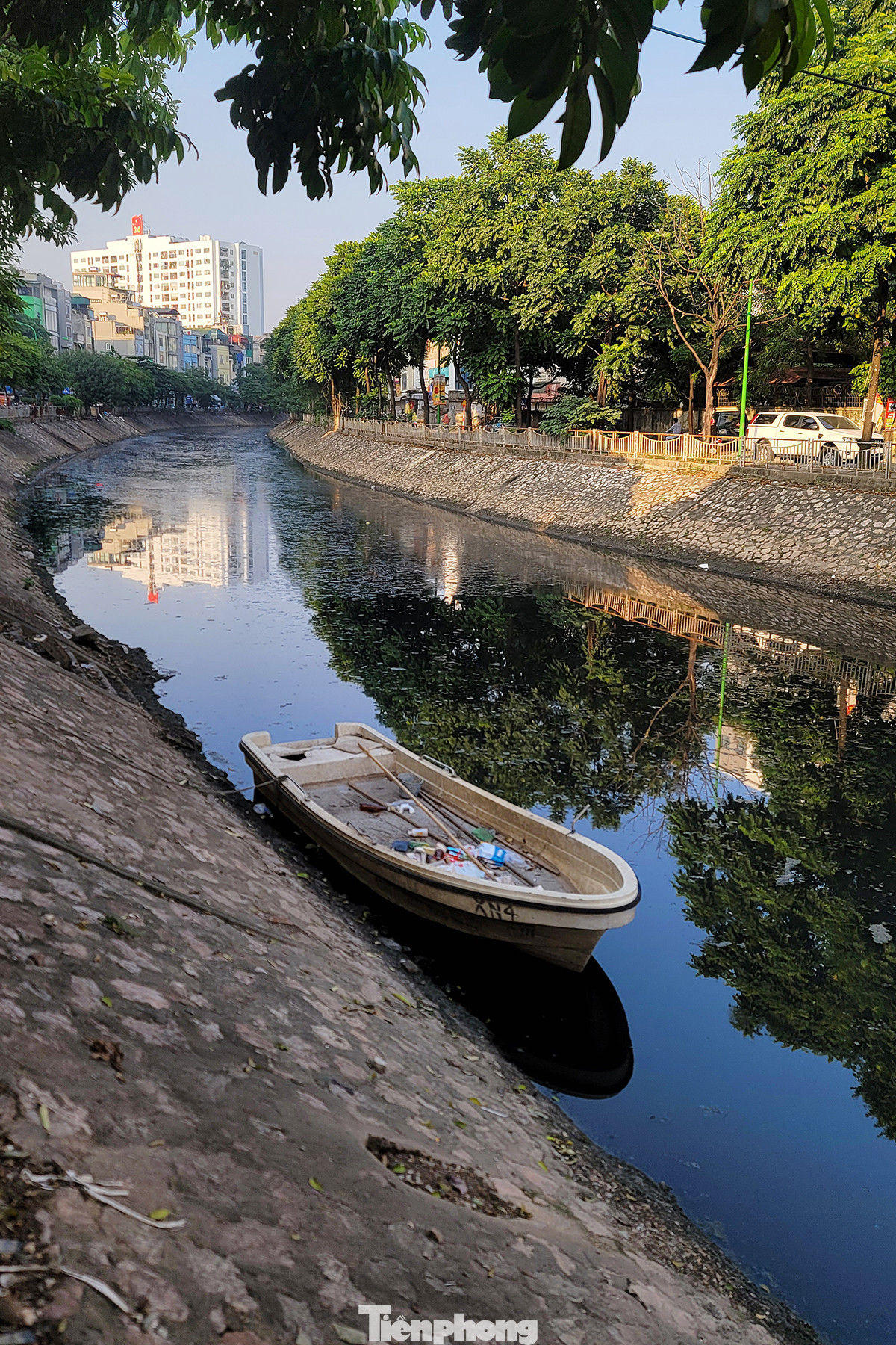 Trong đó, khoảng 5,4km cống bao chính có đường kính từ 1,2m - 1,5m và 2,2km cống nhánh có đường kính khoảng 500mm. Tất cả các ống cống này phục vụ thu gom nước thải cho khu vực quận Thanh Xuân, Hoàng Mai và Đống Đa; sau đó được kết nối vào Hệ thống bao quanh sông Tô Lịch trước khi đổ về xử lý ở Nhà máy xử lý nước thải Yên Xá.