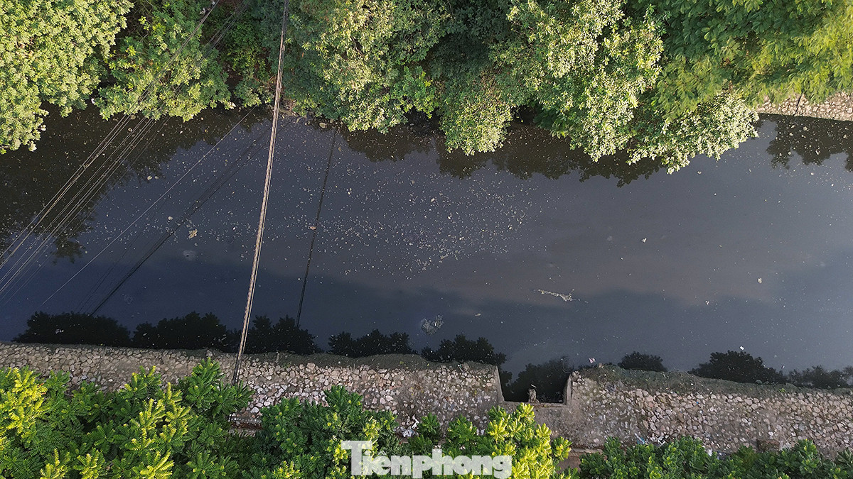 Sau mỗi trận mưa, nắng lên hoặc trời nổi gió nơi đây thường xuất hiện hơi độc từ dưới sông bốc lên rất khó chịu. Bề mặt nước sông Lừ nổi váng.