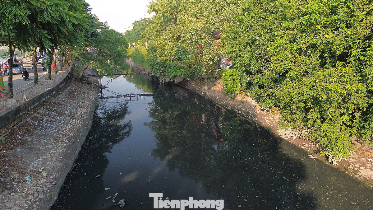 Nước tại đây có một màu đen như mực kéo dài hàng chục năm nay.