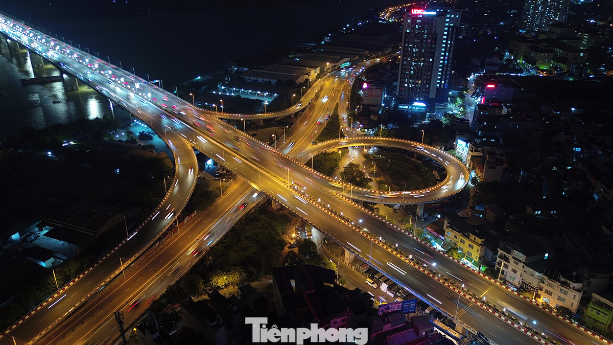 Nút giao đường Vành đai 2 với cầu Vĩnh Tuy rực rỡ trong ánh đèn đêm. Đây là nút giao được kỳ vọng giảm ùn tắc giao thông khi thời gian qua dự án cầu Vĩnh Tuy giai đoạn 2 được đưa vào sử dụng.