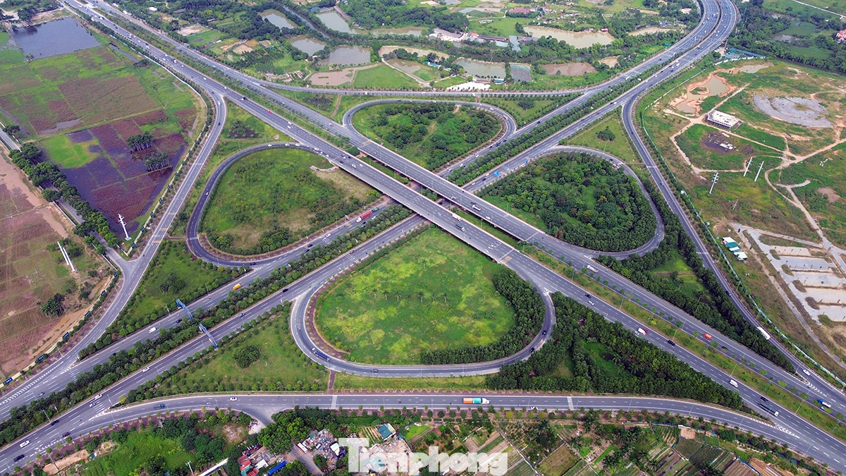 Nút giao giữa Đại lộ Võ Nguyên Giáp với đường Hoàng Sa thuộc cửa ngõ phía Đông Bắc của Hà Nội, nơi đây được coi là "mặt tiền" của Thủ đô khi du khách mới đặt chân đến Hà Nội bằng đường hàng không từ sân bay Quốc tế Nội Bài.