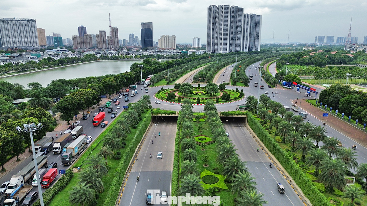 Ở cửa ngõ phía Tây, nút giao đầu của Đại lộ Thăng Long giao cắt với đường Vành đai 3 là một điểm nhấn không thể không nhắc đến khi nói về hạ tầng giao thông của Thủ đô.