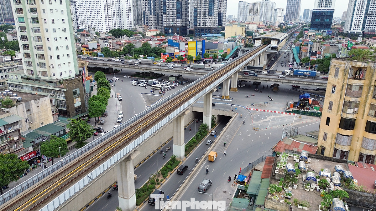 Nút giao Nguyễn Trãi - Nguyễn Xiển - Khuất Duy Tiến được xem là nút giao phức tạp nhất tại Hà Nội khi có đến 4 tầng đường giao thông. Hầm chui, đường Nguyễn Trãi, đường Vành đai 3 trên cao và tuyến đường sắt Cát Linh - Hà Đông trên cùng.