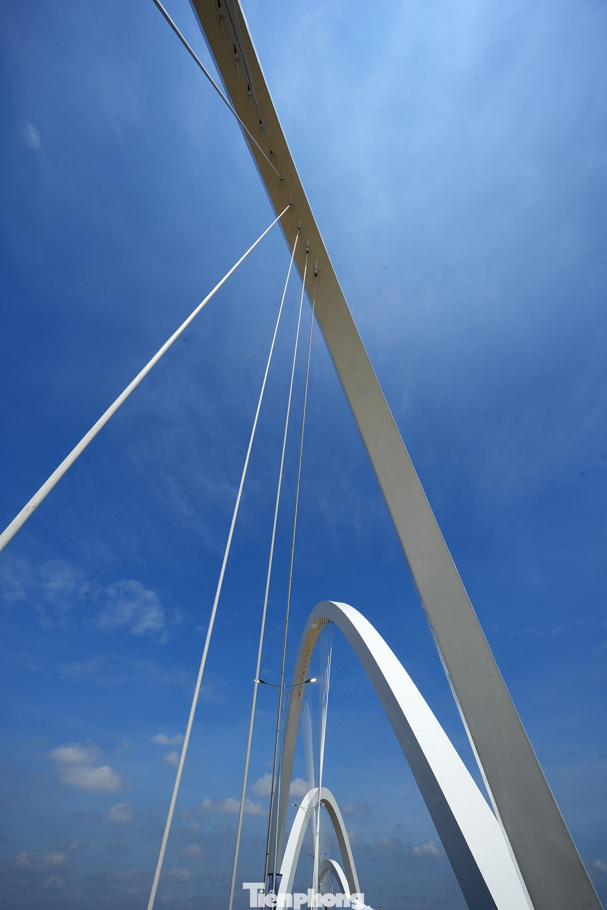 Kết cấu vòm thép uốn lượn mềm mại cùng dây văng là điểm nhấn của cây cầu Kinh Dương Vương.