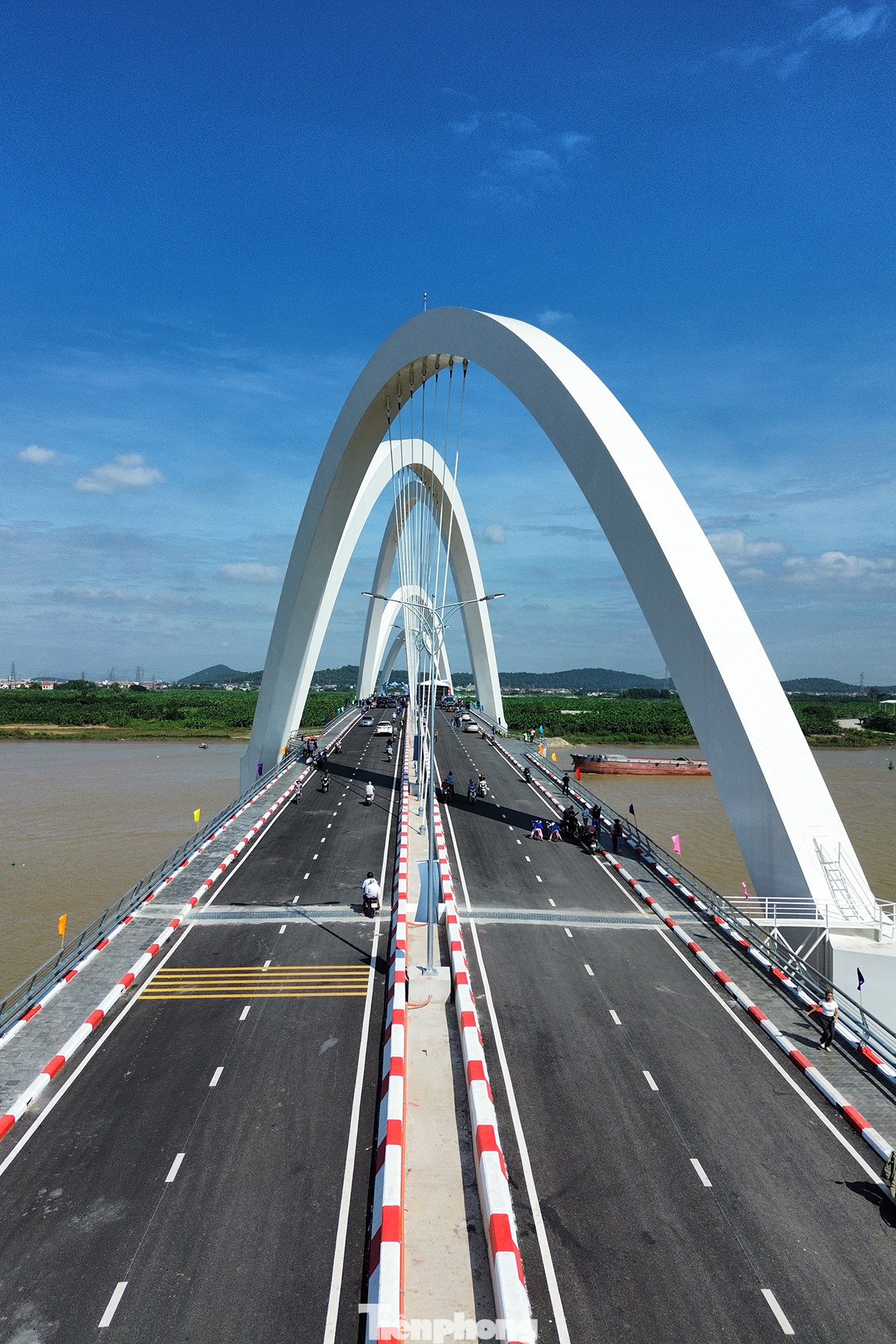 Cầu có kiến trúc 5 vòm chịu lực mang hình tượng cặp rồng thời Lý, thân rồng cuộn hình chữ S, giữa đỉnh vòm là đầu cặp rồng cất cao, đối xứng nhau.