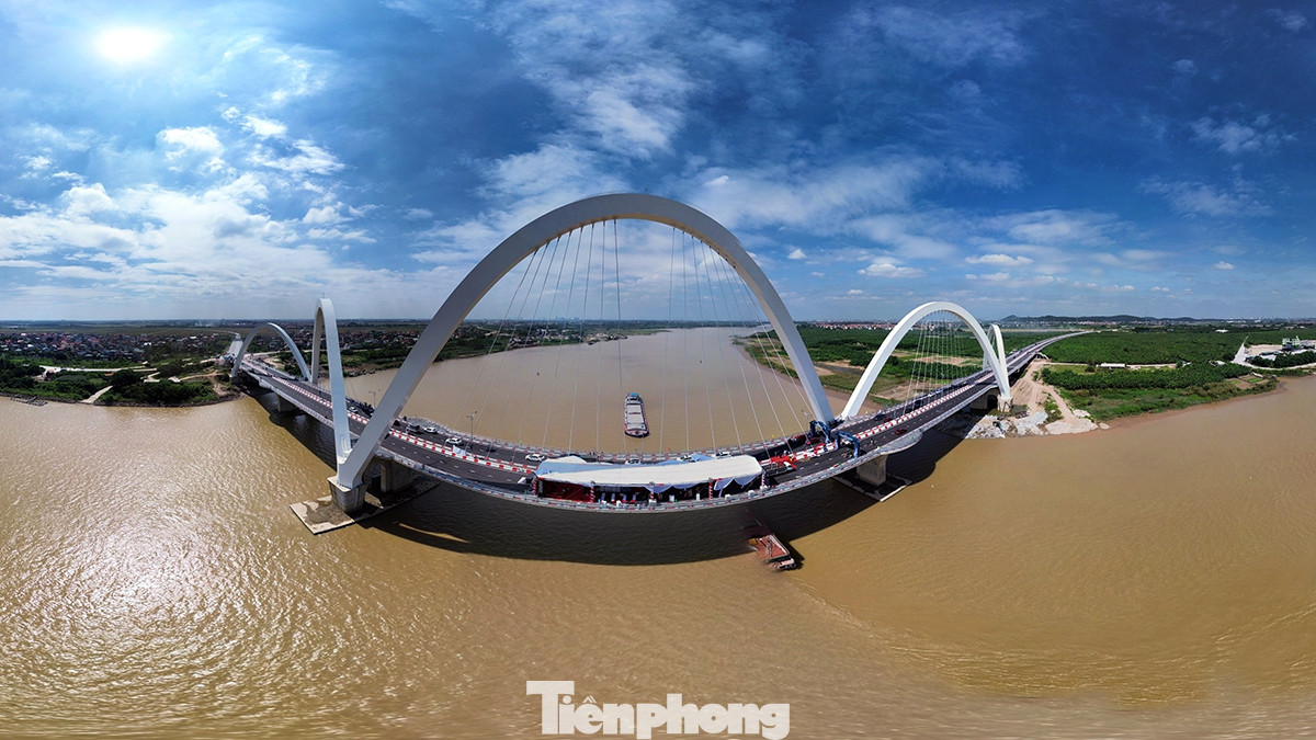 Để thi công hạng mục nhịp vòm thép, nhà thầu từng phải huy động cần cẩu nặng 800 tấn từ miền Nam di chuyển khoảng một tháng bằng đường thủy.