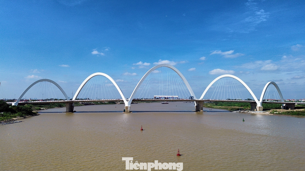 Từ cây cầu này, người dân có thể tham quan nhiều danh lam thắng cảnh của Bắc Ninh như lăng Kinh Dương Vương, chùa Phật Tích.