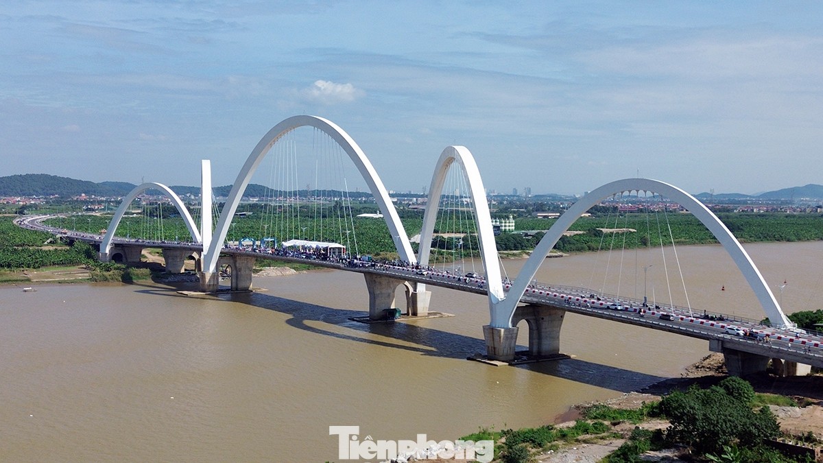 Có tổng mức đầu tư hơn 1.900 tỷ đồng, cầu Kinh Dương Vương được khởi công xây dựng năm 2018, có chiều dài hơn 1,5 km, mặt cắt ngang cầu rộng 22,5 m, thiết kế 4 làn ôtô, lề bộ hành mỗi bên 2 m. Cây cầu thu hút mọi ánh nhìn ngay sau khi được đưa vào phục vụ người dân từ ngày 11/10.