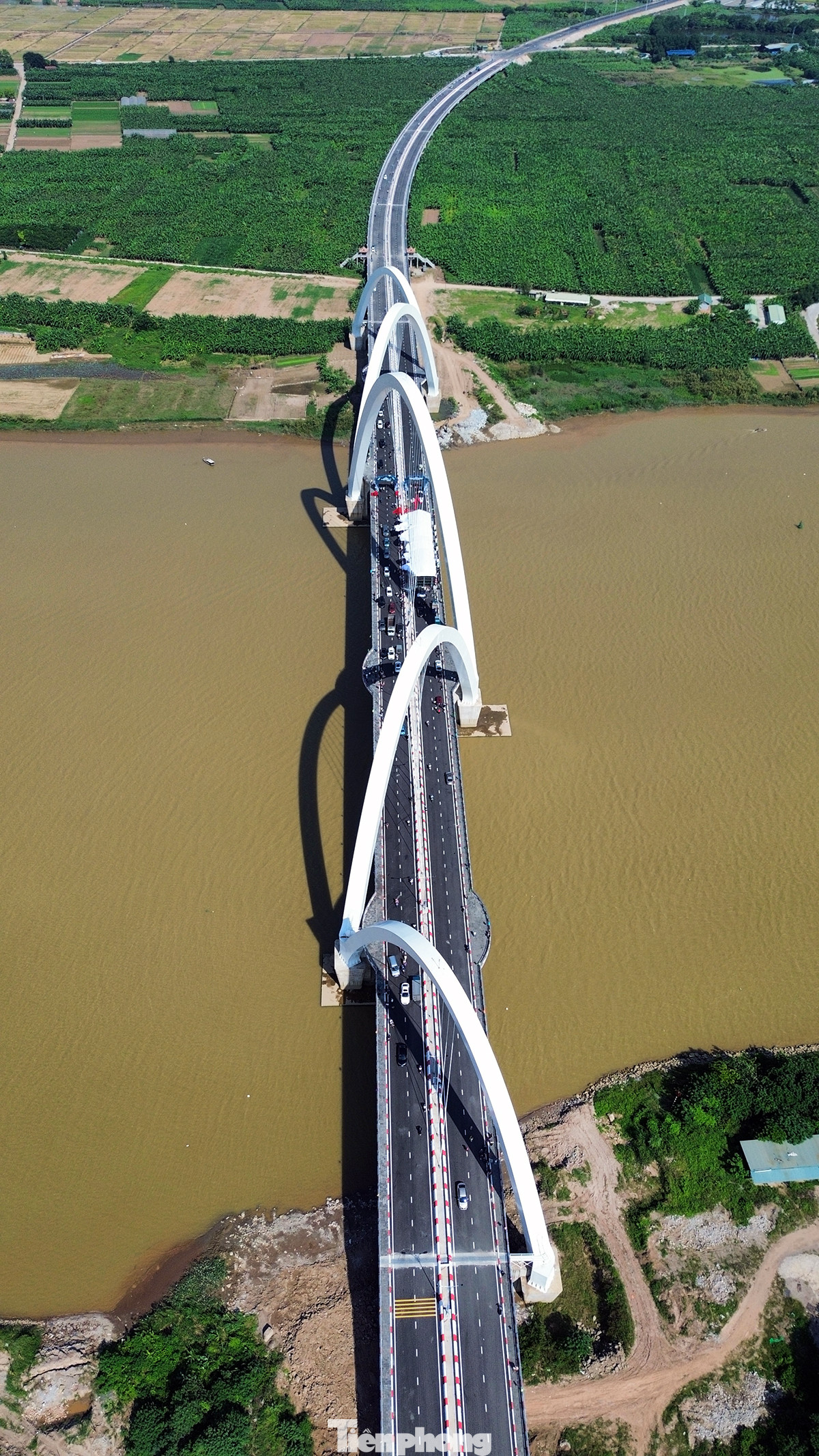 Hình ảnh cách điệu của rồng thời Lý uốn lượn ôm lấy thân cầu Kinh Dương Vương được nhìn từ trên cao.