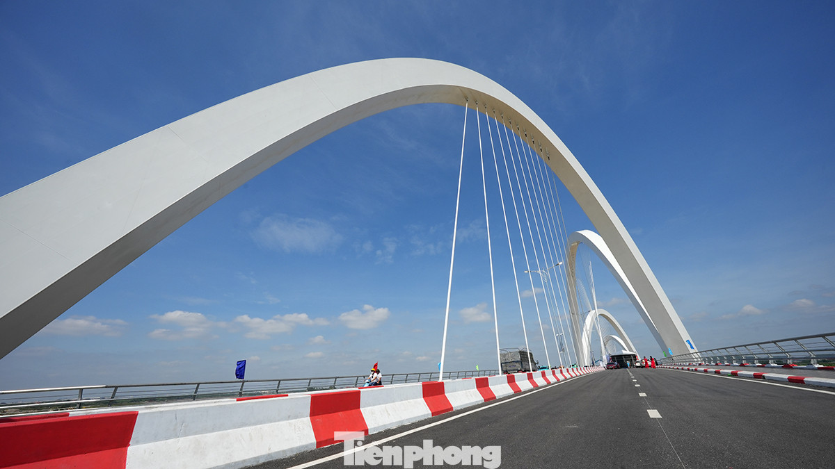 Cầu Kinh Dương Vương có vòm thép “Lưỡng Long Triều Nhật” với kiến trúc 5 nhịp vòm cao từ 40 - 67 m và 1 vòm thép cao tới 87 m.