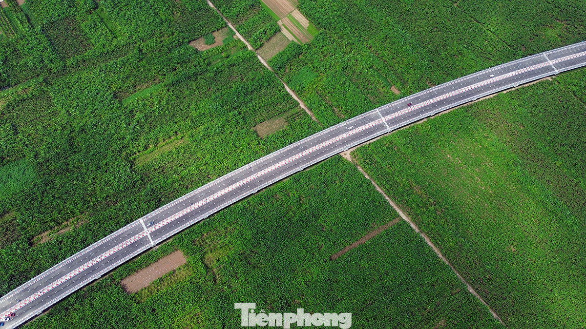 Phần đường dẫn của cầu Kinh Dương Vương chạy dài trên cánh đồng xanh ngát.