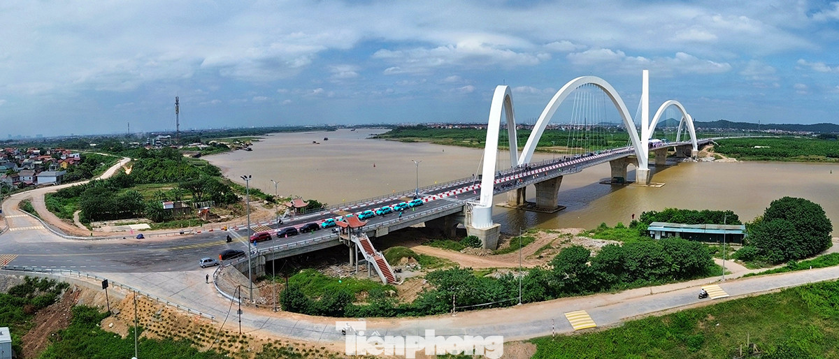 Cầu Kinh Dương Vương là cầu thứ 6 bắc qua sông Đuống bên cạnh những cây cầu Đông Trù, Phù Đổng, Đuống, Hồ và Bình Than.