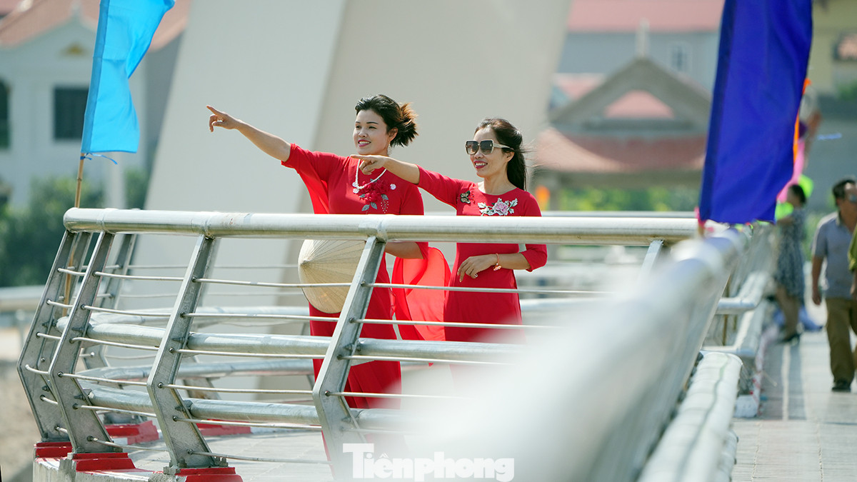 Nhiều người tranh thủ ngày đầu khánh thành, các phương tiện tham gia giao thông chưa đi lại nhiều để chụp ảnh "check-in" trên cầu để lưu giữ kỷ niệm.