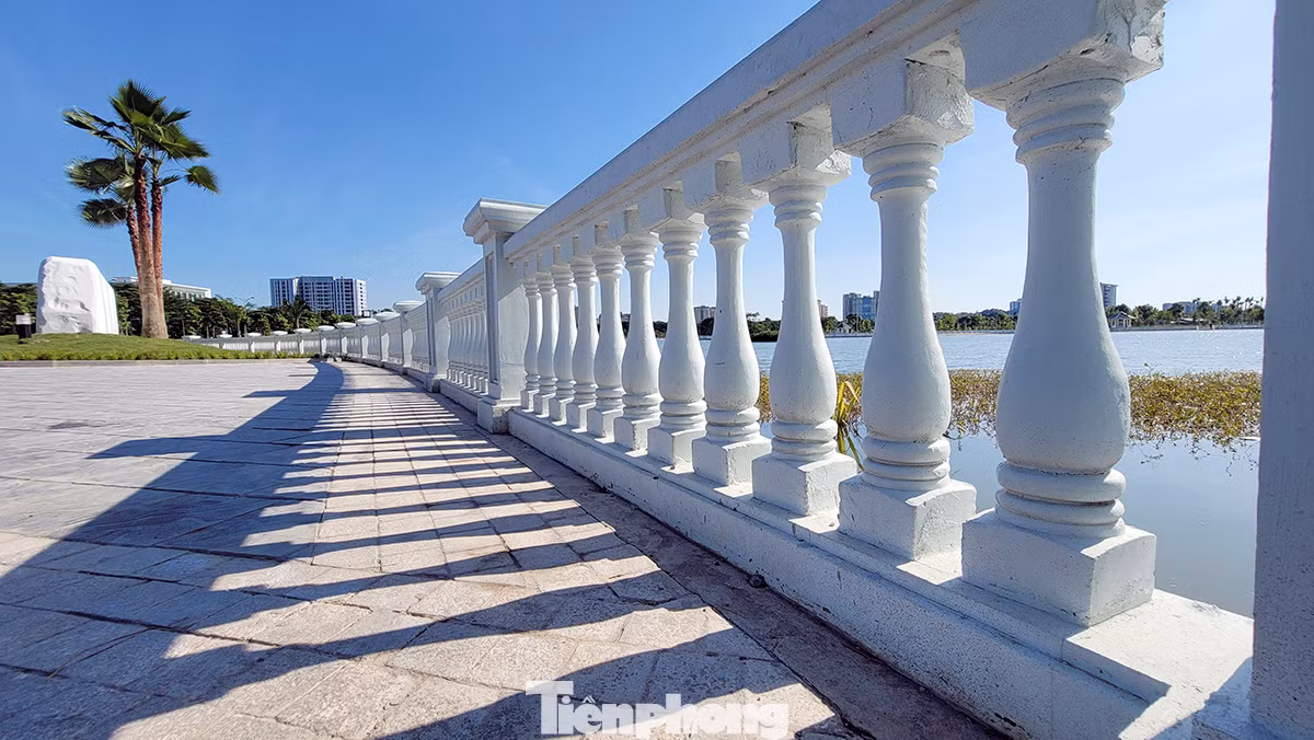 Trước đó, năm 2019, UBND thành phố Hà Nội đã có quyết định phê duyệt danh mục dự án xã hội hóa kêu gọi đầu tư dự án cải tạo nâng cấp Công viên khu đô thị mới Việt Hưng. Chủ trương của Thành phố là xây dựng công viên công cộng (công viên mở), tiến độ thực hiện trong giai đoạn từ năm 2020 - 2022. Tuy nhiên đến tháng 12/2022, vì nhiều lý do khách quan, việc cải tạo, nâng cấp mới được khởi công, chủ đầu tư là Trung tâm Phát triển quỹ đất quận Long Biên.