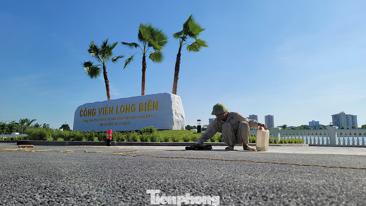 Công nhân đang hoàn thiện những công đoạn cuối cùng trước ngày được khánh thành và đưa vào phục vụ người dân đúng dịp kỷ niệm 20 năm thành lập quận Long Biên (6/11/2003 - 6/11/2023). Công nhân đang hoàn thiện những công đoạn cuối cùng trước ngày được khánh thành và đưa vào phục vụ người dân đúng dịp kỷ niệm 20 năm thành lập quận Long Biên (6/11/2003 - 6/11/2023).