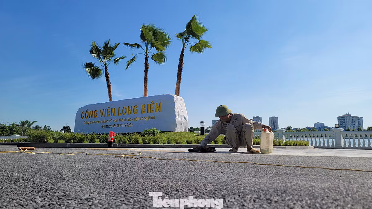 Công nhân đang hoàn thiện những công đoạn cuối cùng trước ngày được khánh thành và đưa vào phục vụ người dân đúng dịp kỷ niệm 20 năm thành lập quận Long Biên (6/11/2003 - 6/11/2023).