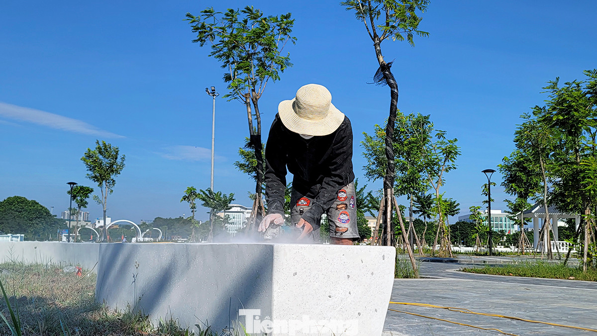 Công nhân đang hoàn thiện những công đoạn cuối cùng trước ngày được khánh thành và đưa vào phục vụ người dân đúng dịp kỷ niệm 20 năm thành lập quận Long Biên (6/11/2003 - 6/11/2023). Công nhân đang hoàn thiện những công đoạn cuối cùng trước ngày được khánh thành và đưa vào phục vụ người dân đúng dịp kỷ niệm 20 năm thành lập quận Long Biên (6/11/2003 - 6/11/2023).