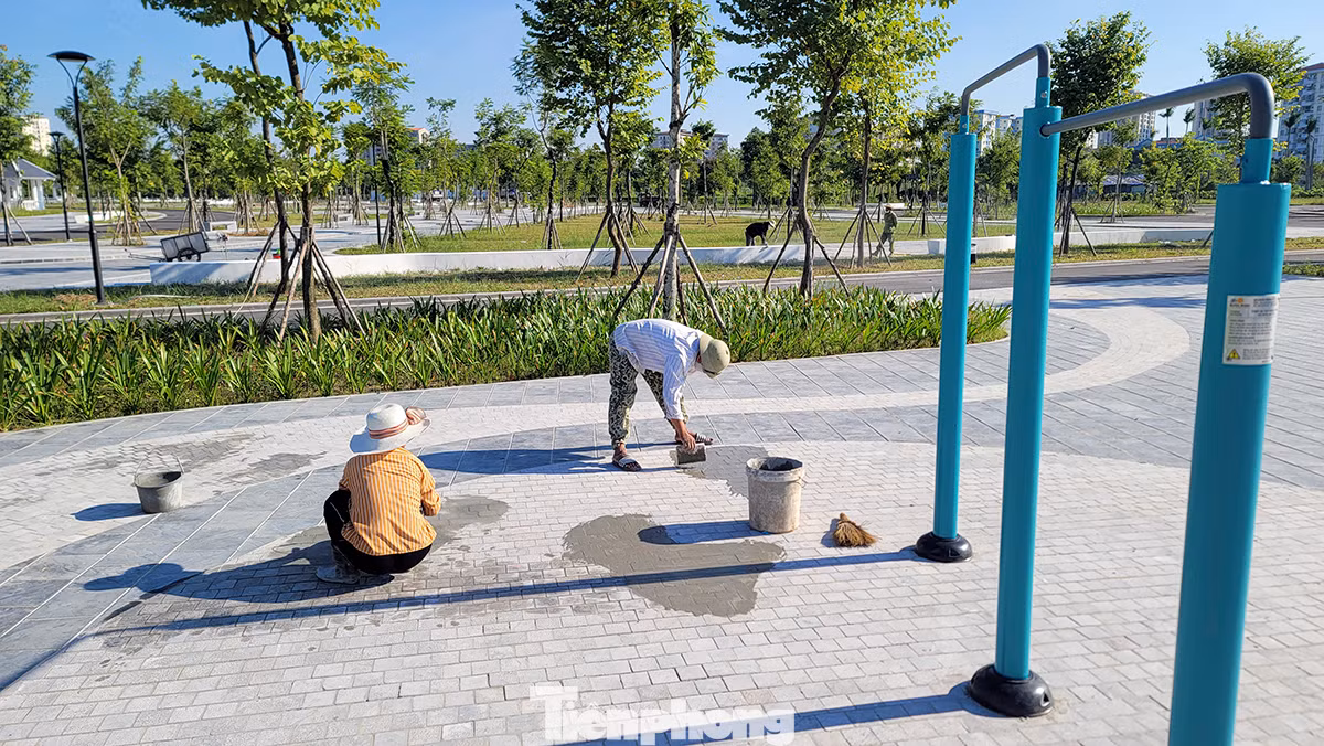 Công nhân đang hoàn thiện những công đoạn cuối cùng trước ngày được khánh thành và đưa vào phục vụ người dân đúng dịp kỷ niệm 20 năm thành lập quận Long Biên (6/11/2003 - 6/11/2023).