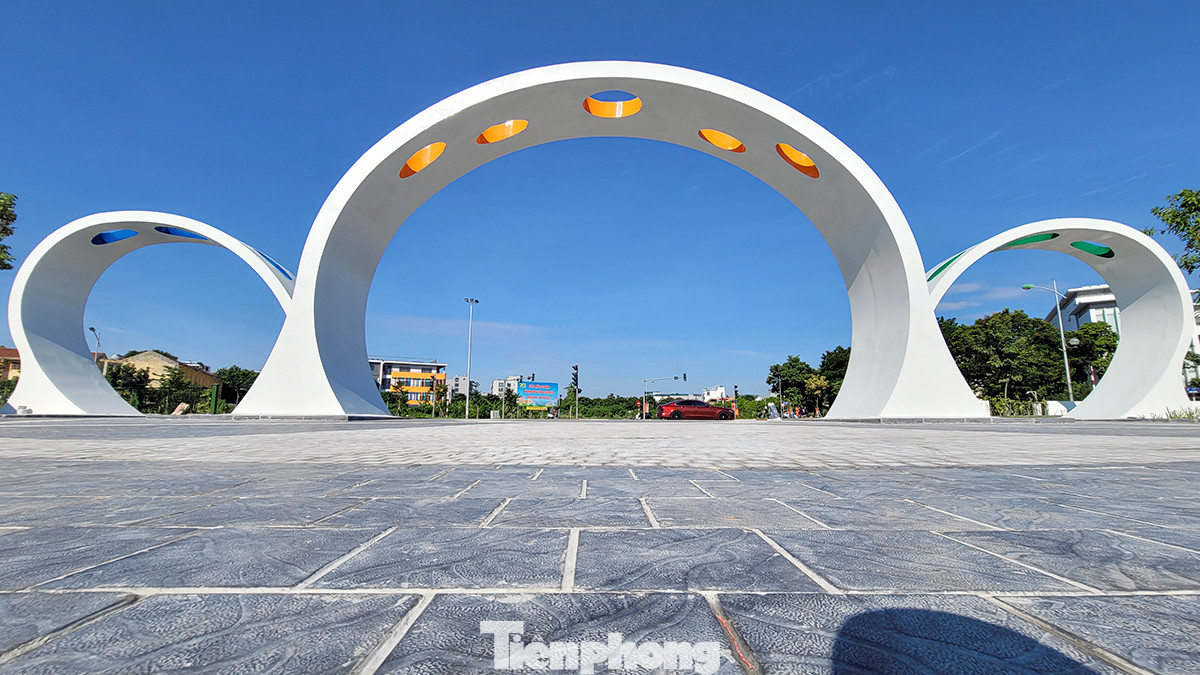 Các cổng ra vào công viên đều được thiết kế hình dáng mềm mại và bắt mắt. Các cổng ra vào công viên đều được thiết kế hình dáng mềm mại và bắt mắt.