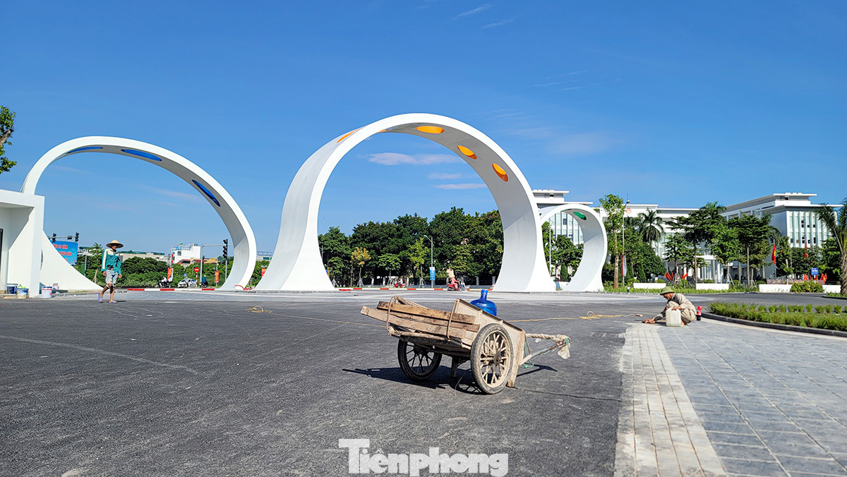 Công nhân đang hoàn thiện những công đoạn cuối cùng trước ngày được khánh thành và đưa vào phục vụ người dân đúng dịp kỷ niệm 20 năm thành lập quận Long Biên (6/11/2003 - 6/11/2023). Công nhân đang hoàn thiện những công đoạn cuối cùng trước ngày được khánh thành và đưa vào phục vụ người dân đúng dịp kỷ niệm 20 năm thành lập quận Long Biên (6/11/2003 - 6/11/2023).
