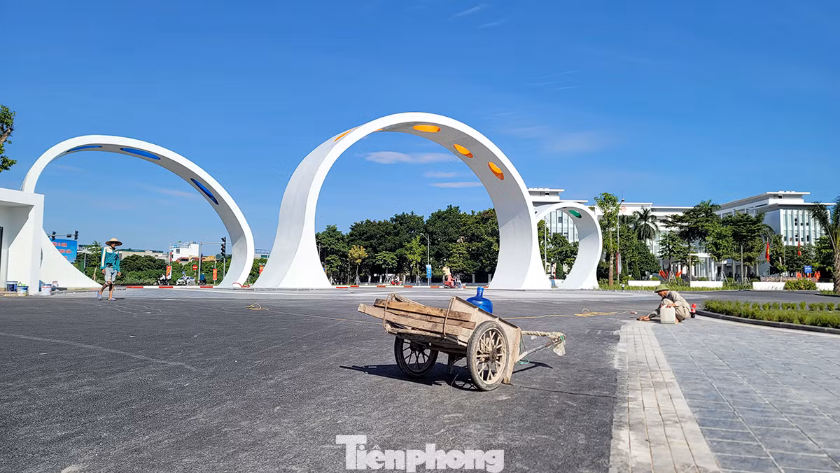 Công nhân đang hoàn thiện những công đoạn cuối cùng trước ngày được khánh thành và đưa vào phục vụ người dân đúng dịp kỷ niệm 20 năm thành lập quận Long Biên (6/11/2003 - 6/11/2023).