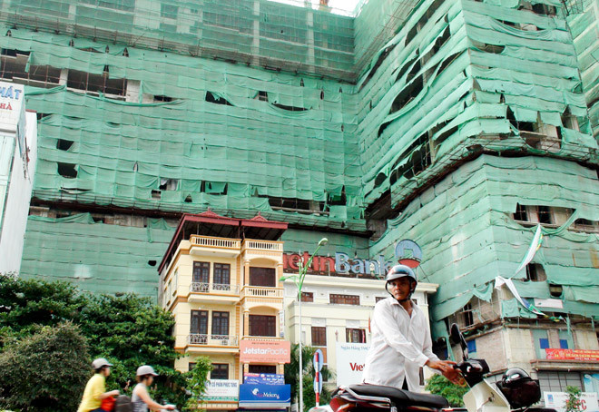 Tòa nhà Westa khu Mỗ Lao, Hà Đông đang trong quá trình hoàn thiện và được các nhà đầu tư thứ cấp chào bán với giá 17 triệu đồng/m2. Mức giá này được xem là giảm tới 20% so với thời điểm hơn một năm trước - Ảnh: Tiến Thắng 