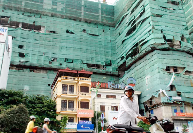 Tòa nhà Westa khu Mỗ Lao, Hà Đông đang trong quá trình hoàn thiện và được các nhà đầu tư thứ cấp chào bán với giá 17 triệu đồng/m2. Mức giá này được xem là giảm tới 20% so với thời điểm hơn một năm trước - Ảnh: Tiến Thắng 