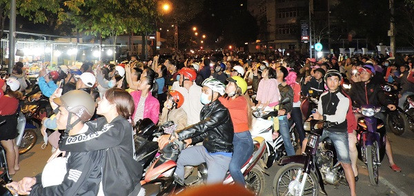 Người dân TP Buôn Ma Thuột reo mừng xem màn bắn pháo hoa