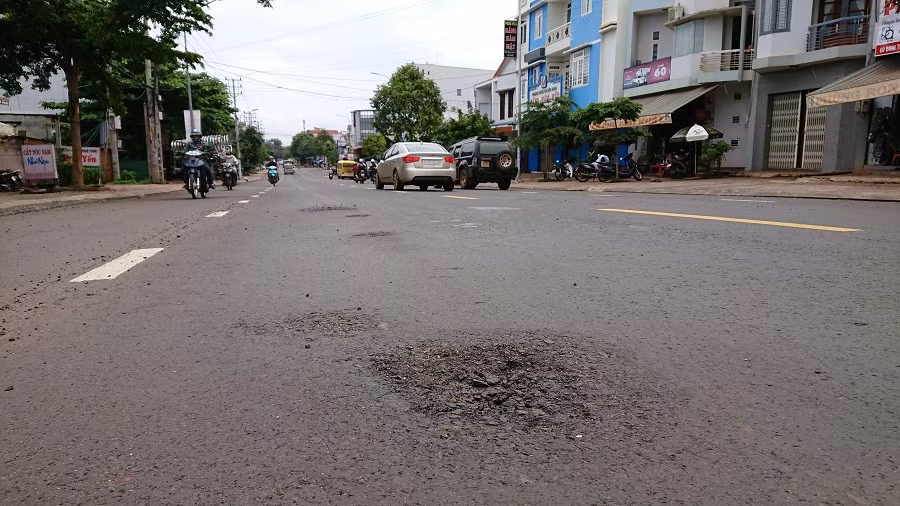 Đường Đinh Tiên Hoàng vừa làm xong chưa bàn giao nhưng có nhiều vị trí bị hỏng