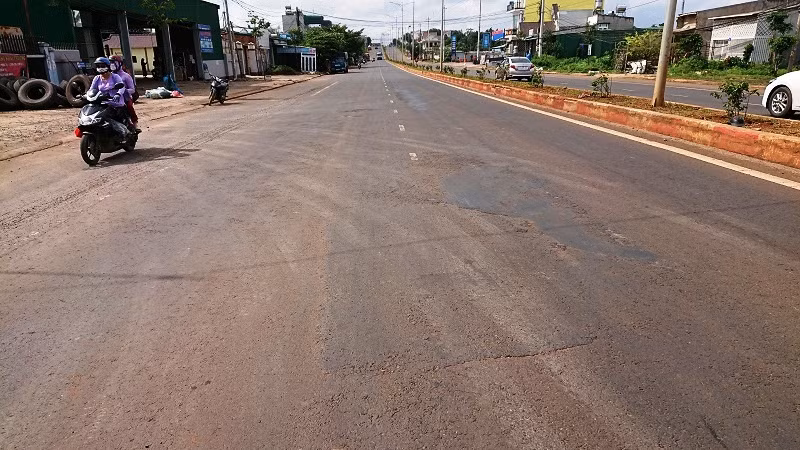 Cận cảnh đường gần 680 tỷ chưa thông xe đã vá chằng vá đụp ảnh 2